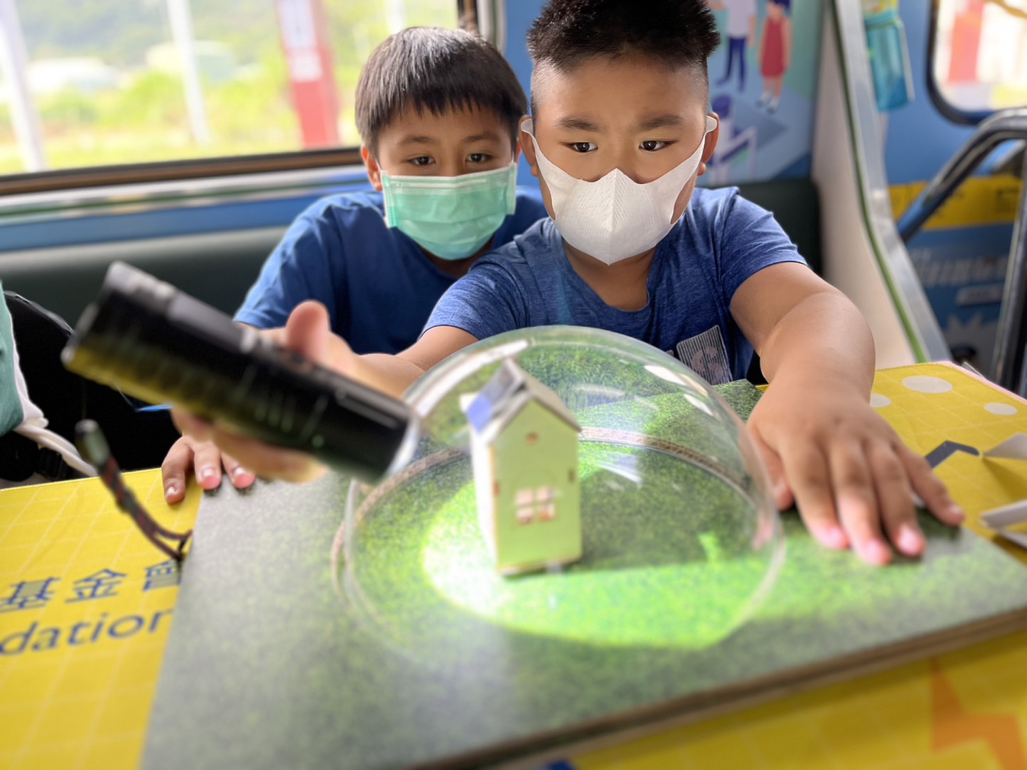 人生就是搏參與基礎科學主題車廂，以STEAM教學精神，設計「逐日科學家」、「太陽能工程師」以及「淨零建築師」三大能源科普課程和實驗